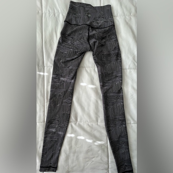 Women’s Lululemon leggings Sz. 2 - Picture 3 of 4